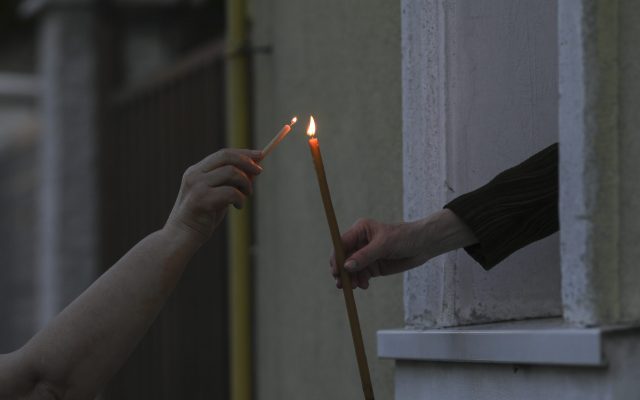 Poate fi anul acesta o Paște fără Lumina Sfântă de la Ierusalim? Tensiunile din Orientul Mijlociu aduc în lumina reflectoarelor o tradiție profund legată de credința și cultura românească, iar posibilitatea ca această ceremonie să fie compromisă pentru prima dată în decenii ridică neliniști în rândul enoriașilor din întreaga țară