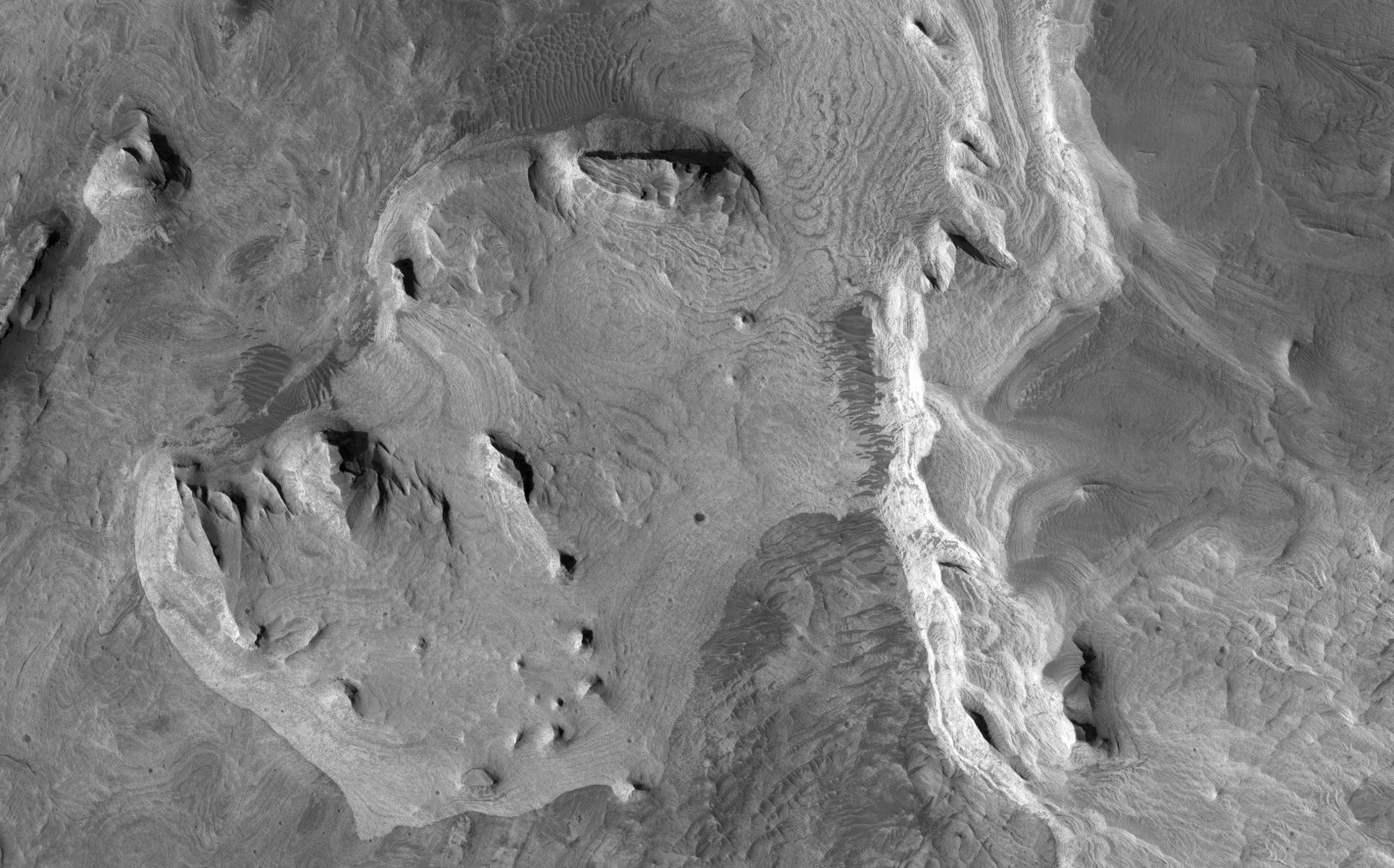 O structură misterioasă pe Marte: piramidă naturală sau formă de eroziune? Ceața de mister în jurul Planetei Roșii rămâne tot mai fragedă, odată cu descoperirile care sugerează prezența unor forme structurale neobișnuite