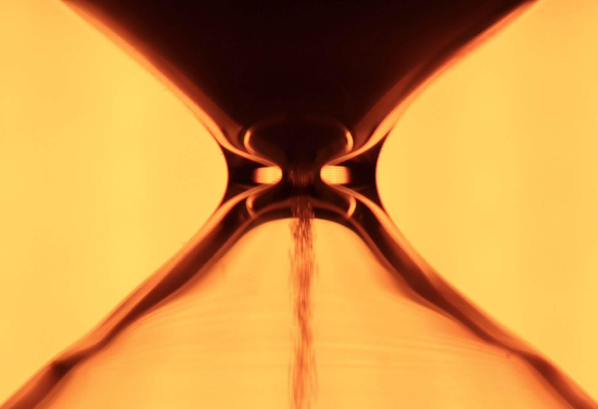 O descoperire de senzație din lumea cercetării geologice propune o metodă inovatoare pentru a descifra istoria profundă a peisajelor terestre, folosind cristale microscopice de zircon din nisipurile antice