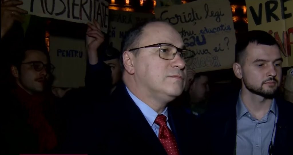 Ministrul Educației a vizitat studenții protestatari din Piața Victoriei, criticat pentru reducerea burselor
