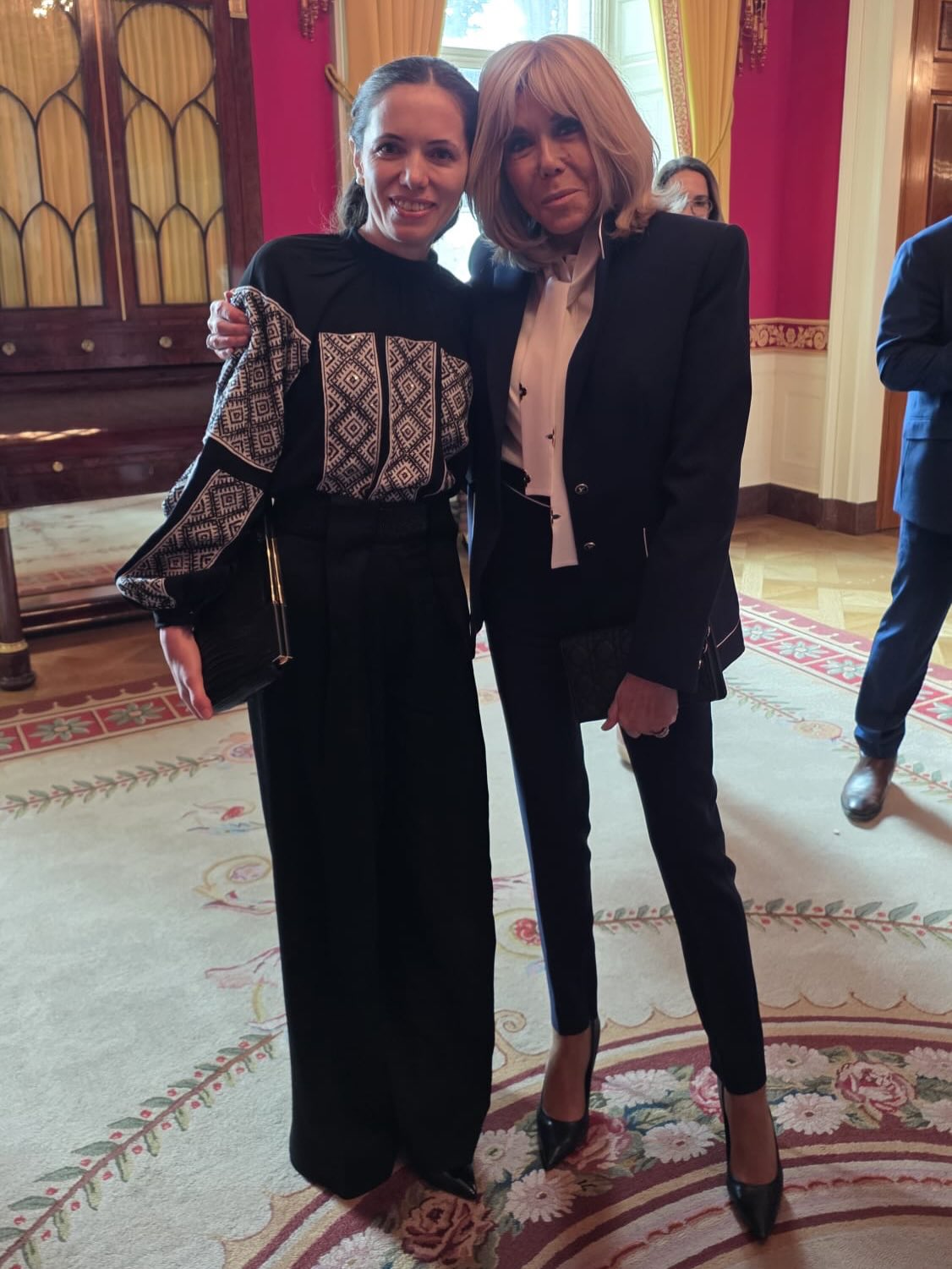 Mirabela Grădinaru, artista și antreprenoarea română, a ajuns recent în centrul atenției internaționale nu doar pentru talentul său, ci și pentru alegerile sale vestimentare în cadrul unui eveniment de rang înalt