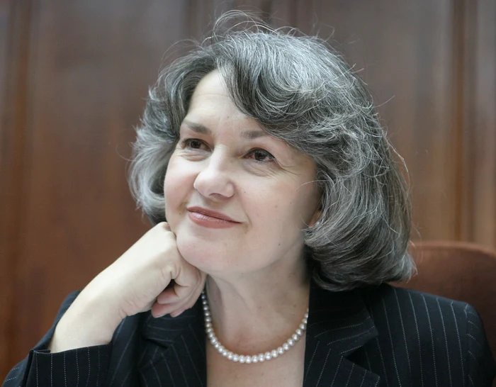 Mona Muscă, o carieră politică marcată de controverse și retragere discretă după decenii de activitate publică După aproape trei decenii în viata politică și publică, Mona Muscă a ales să își încheie definitiv mandatul de reprezentant al societății civile și al intelectualilor români