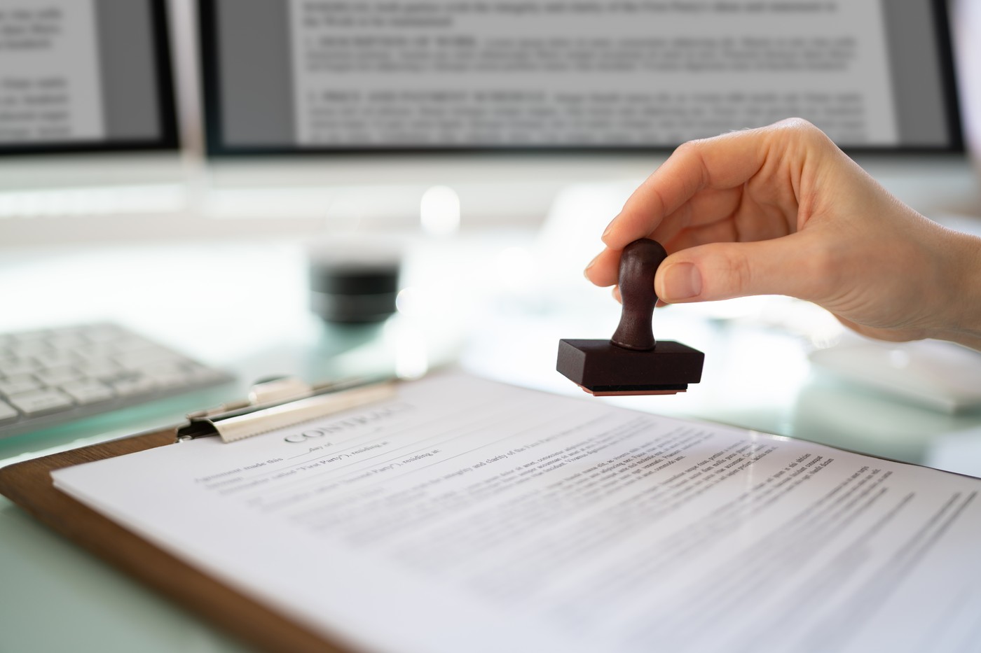 Când vine vorba de moștenire, legislația românească garantează drepturi esențiale pentru minoritari și pentru membrii familiei apropiate, chiar și în fața dorințelor exprimate în acte testamentare