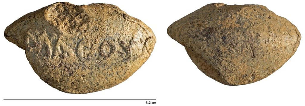 Într-una dintre cele mai intrigante descoperiri arheologice din ultimii ani, o muniție de praștie de acum 2.000 de ani a fost găsită într-un sit antic din apropierea Mării Galileii, oferind o perspectivă inedită asupra modului în care războiul și comunicarea au fost practicate în lumea elenistică