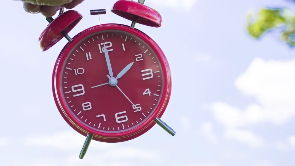 Trecerea la ora de vară în România va avea loc în acest weekend, mai precis în noaptea dintre 28 și 29 martie 2026, când ceasurile vor fi date înainte cu o oră, astfel încât ora 03:00 va deveni 04:00