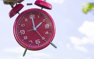Trecerea la ora de vară în România va avea loc în acest weekend, mai precis în noaptea dintre 28 și 29 martie 2026, când ceasurile vor fi date înainte cu o oră, astfel încât ora 03:00 va deveni 04:00
