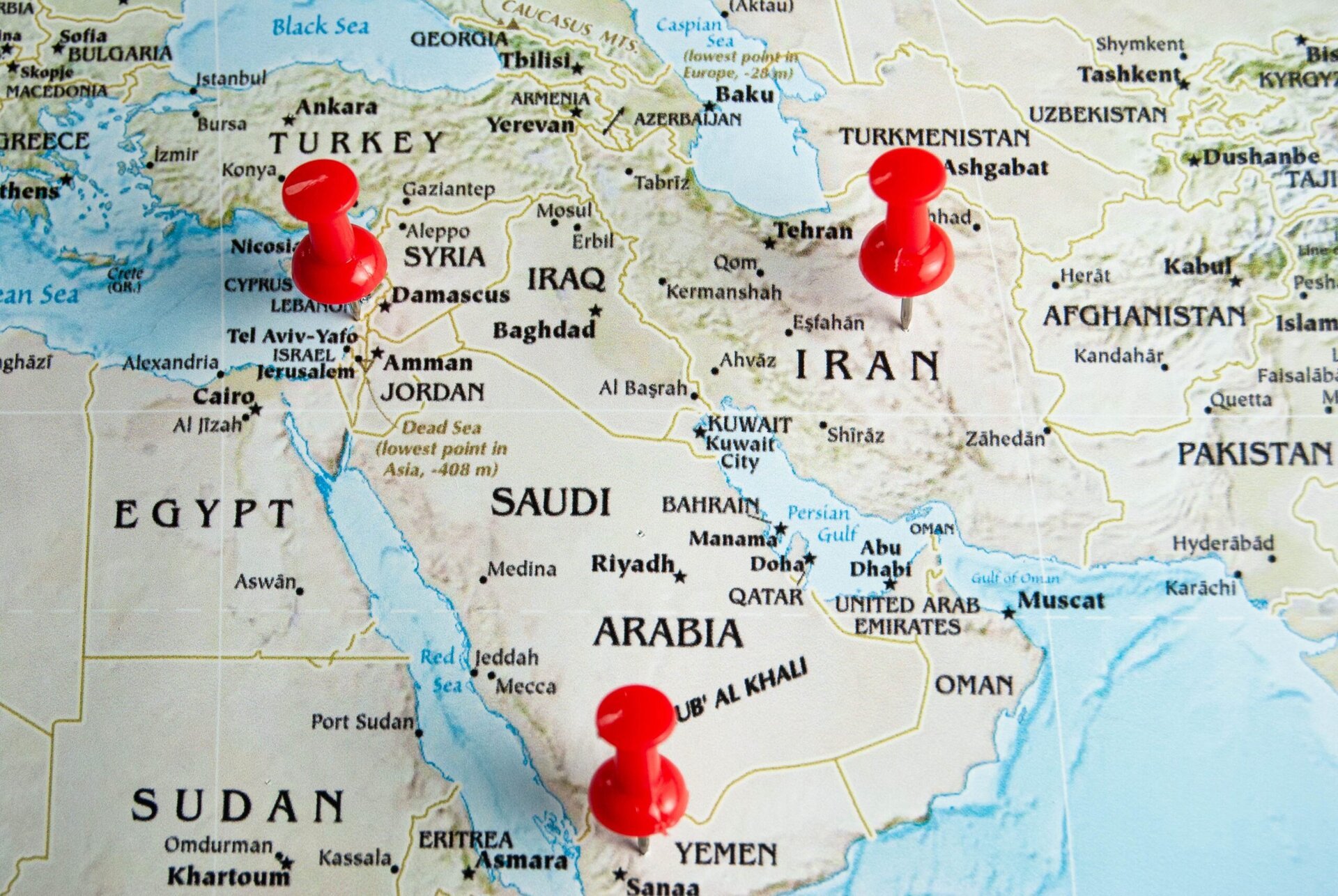 Impactul devastator al războiului asupra turismului în Orientul Mijlociu: pierderi de până la 60 de miliarde de dolari în 2026 Conflictele armate continuă să facă ravagii nu doar pe teren, ci și în economie, iar regiunea Orientului Mijlociu nu face excepție