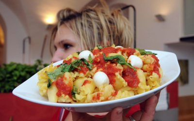 Chelneriță din SUA, fără bacșiș: „Salariul meu de 3 dolari pe oră e vital”