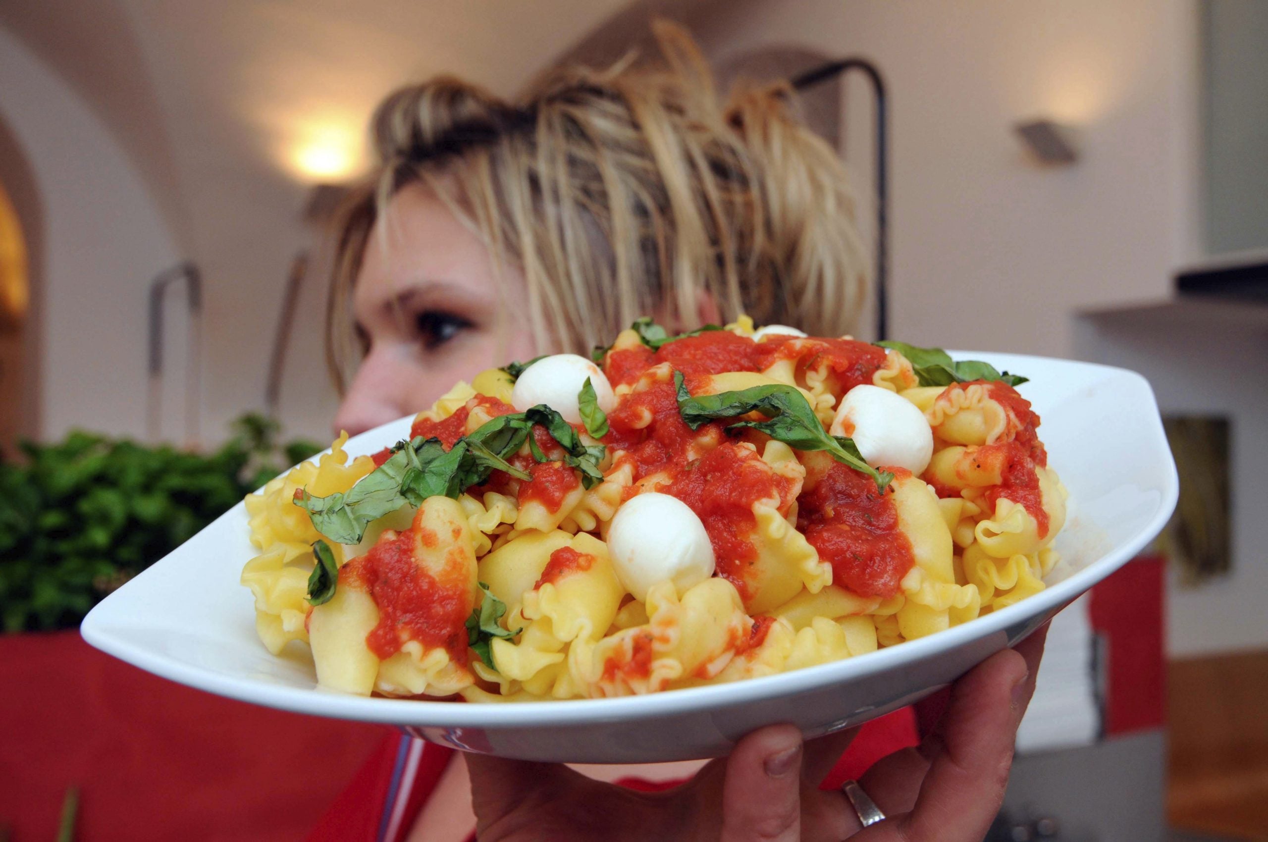 Chelneriță din SUA, fără bacșiș: „Salariul meu de 3 dolari pe oră e vital”