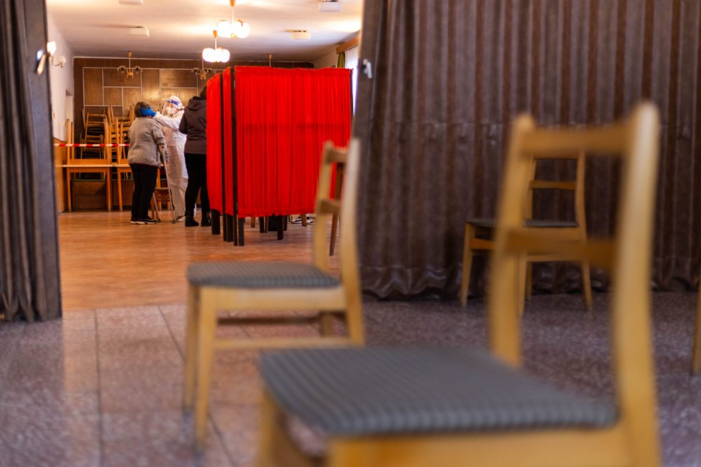 Autoritățile din Kavala, oraș situat în nordul Greciei, se confruntă cu o situație inedită și tulburătoare: peste 150 de trupuri de victime ale COVID-19, înmormântate în perioada pandemiei, nu s-au descompus nici după cinci ani