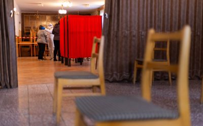 Autoritățile din Kavala, oraș situat în nordul Greciei, se confruntă cu o situație inedită și tulburătoare: peste 150 de trupuri de victime ale COVID-19, înmormântate în perioada pandemiei, nu s-au descompus nici după cinci ani