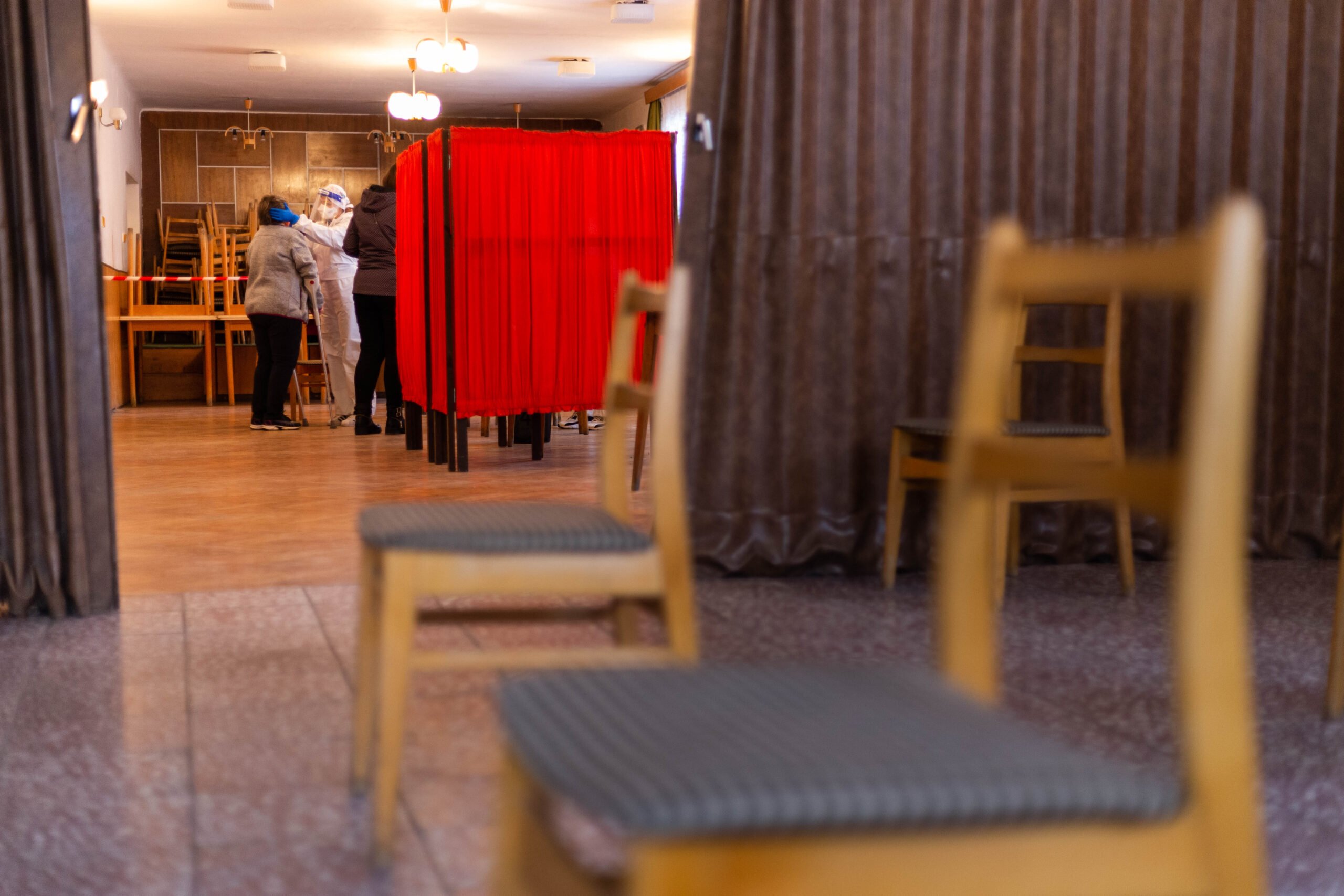 Autoritățile din Kavala, oraș situat în nordul Greciei, se confruntă cu o situație inedită și tulburătoare: peste 150 de trupuri de victime ale COVID-19, înmormântate în perioada pandemiei, nu s-au descompus nici după cinci ani