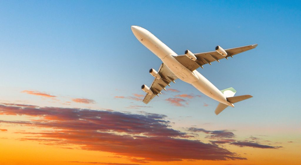 Războiul din Orientul Mijlociu a devenit rapid un factor perturbator major pentru traficul aerian internațional, având repercusiuni atât asupra prețurilor combustibilului, cât și asupra configurației pieței aviatice globale