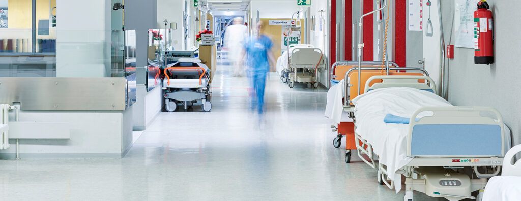 Ministrul Sănătății a anunțat recent planurile guvernamentale de reducere a capacității spitalicești în România, vizând tăierea a 23.000 de paturi din spitale până în anul 2030