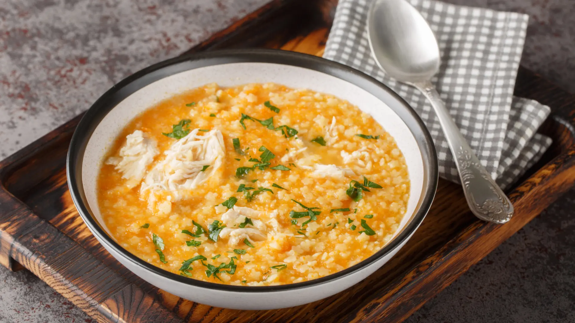 „Supă penicilină” – alimentul italian care câștigă popularitate în România Într-o epocă în care alimentația sănătoasă și remedii naturale devin tot mai căutate, un preparat tradițional italian, cunoscut în mod popular drept „supa penicilină”, atrage tot mai mulți români