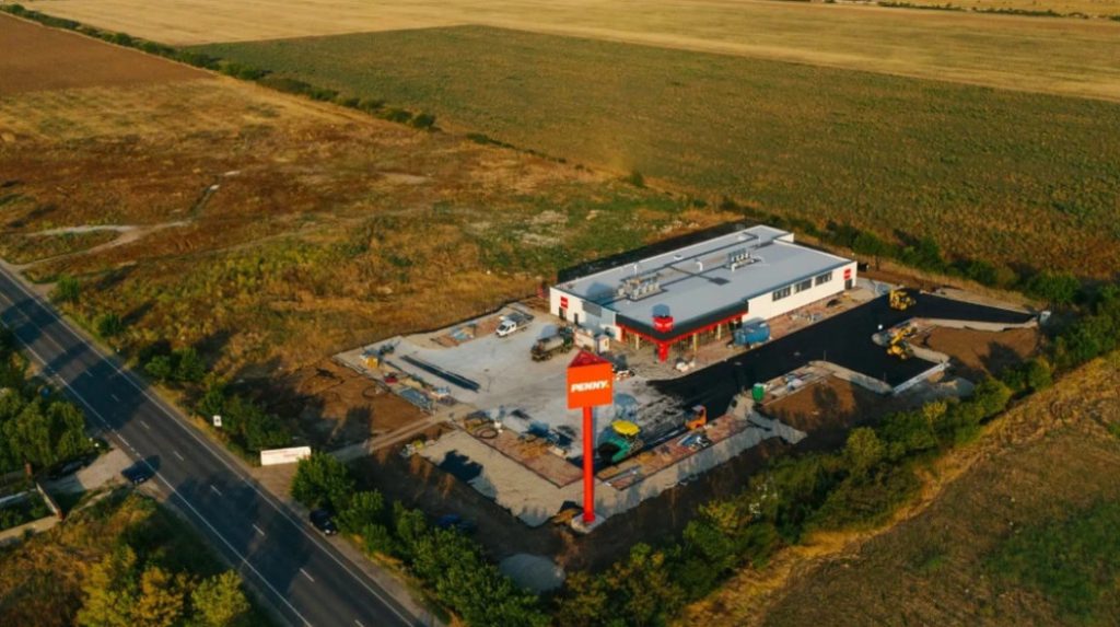 Retailerul german Penny, unul dintre cei mai mari operatori de supermarketuri din România, anunță o strategie îndrăzneață pentru următorii ani: extinderea agresivă către zonele rurale, cu focus special pe comunele cu populație cuprinsă între 5.000 și 10.000 de locuitori