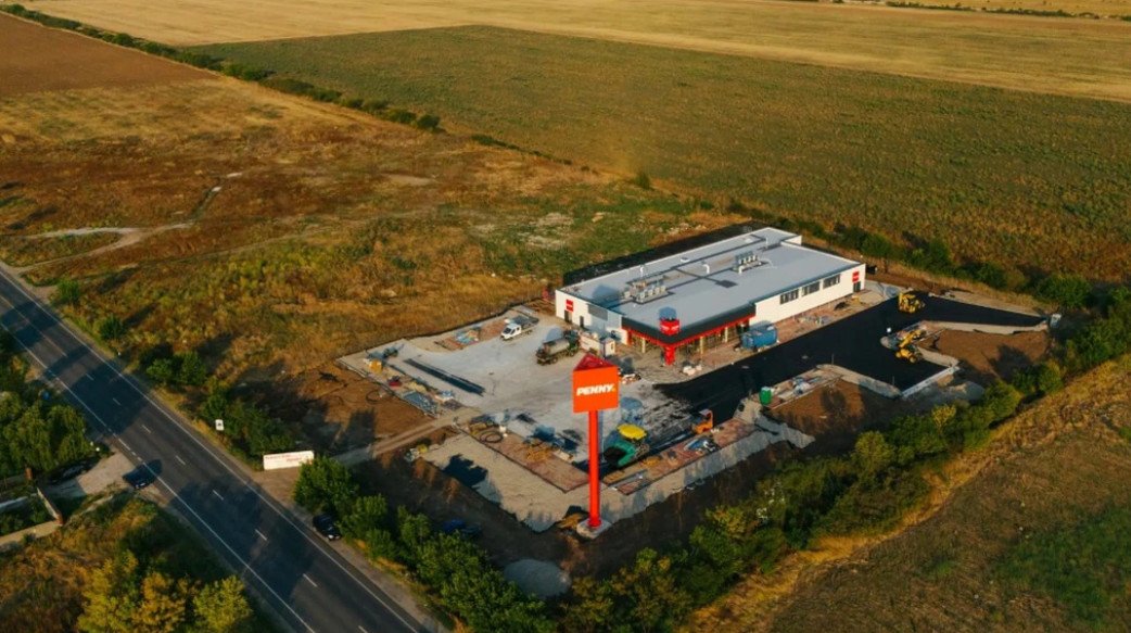 Retailerul german Penny, unul dintre cei mai mari operatori de supermarketuri din România, anunță o strategie îndrăzneață pentru următorii ani: extinderea agresivă către zonele rurale, cu focus special pe comunele cu populație cuprinsă între 5.000 și 10.000 de locuitori