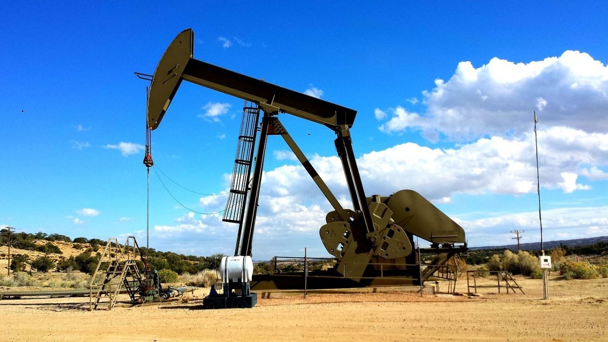 Prețul petrolului a depășit pragul de 100 de dolari pe baril pentru prima dată după invazia Ucrainei, trimițând semnale clare asupra destabilizării pieței energetice globale și asupra impactului pe care criza geopolitică îl are asupra prețurilor marfă
