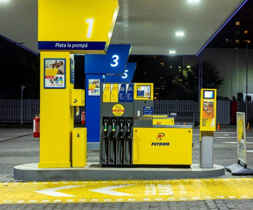 Prețurile carburanților în București, în creștere pe fondul tensiunilor geopolitice din Orientul Mijlociu București, 5 martie – Într-o dimineață obișnuită, prețul benzinei și al motorinei din stațiile Petrom din Sectorul 6 s-a modificat semnificativ, marcând a doua creștere notabilă a lunii martie și reflectând impactul tensionărilor geopolitice din Orientul Mijlociu asupra pieței globale de energie