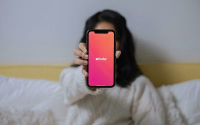 Tinder deschide o nouă etapă în experiența utilizatorilor, odată cu lansarea, în Statele Unite și Canada, a unor funcții inovatoare bazate pe inteligența artificială, menite să redefinească modul în care oamenii se conectează online