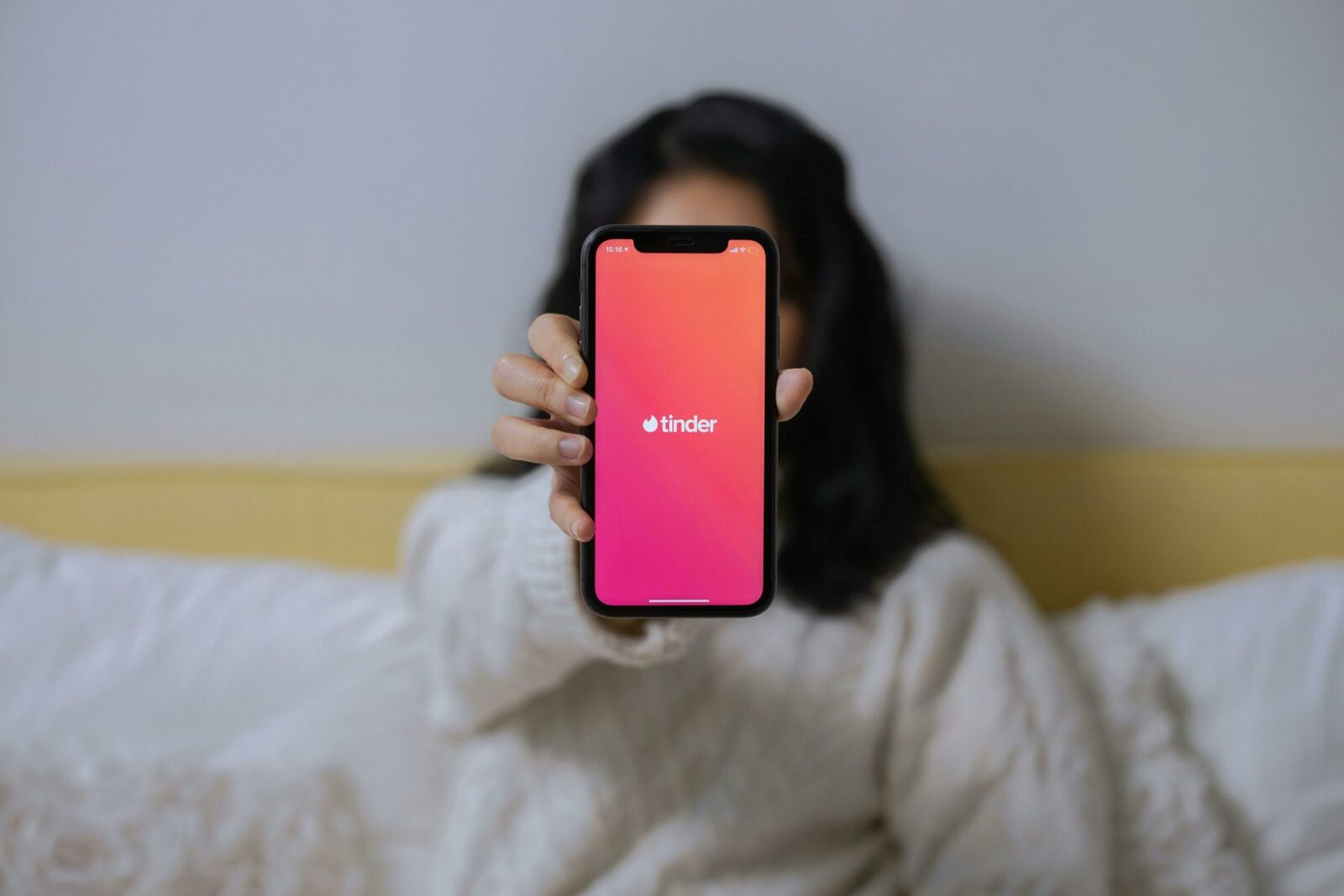 Tinder deschide o nouă etapă în experiența utilizatorilor, odată cu lansarea, în Statele Unite și Canada, a unor funcții inovatoare bazate pe inteligența artificială, menite să redefinească modul în care oamenii se conectează online
