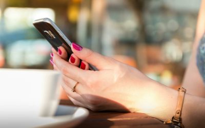 De Ziua Mamei, oferă siguranță digitală pentru cei dragi