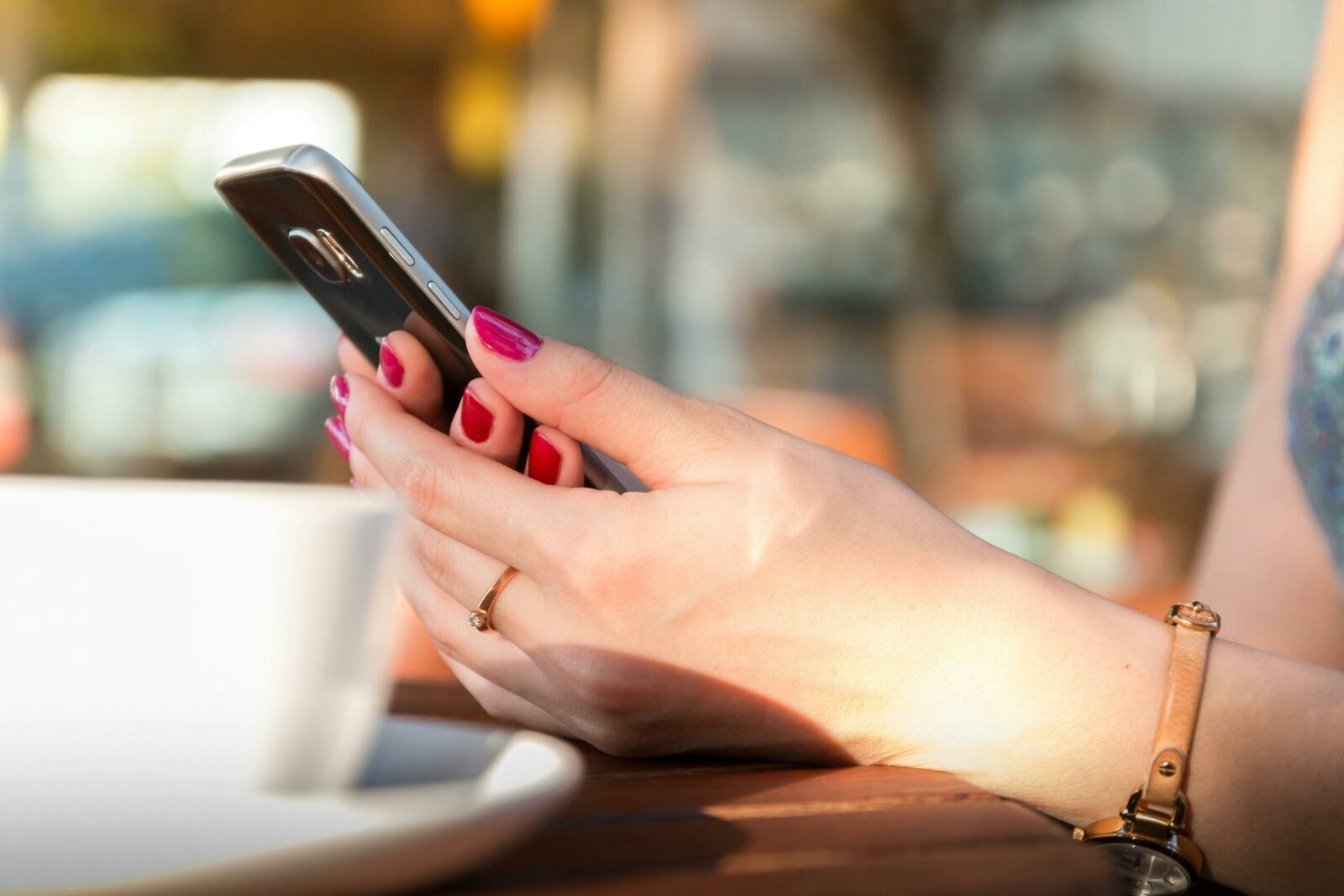 De Ziua Mamei, oferă siguranță digitală pentru cei dragi