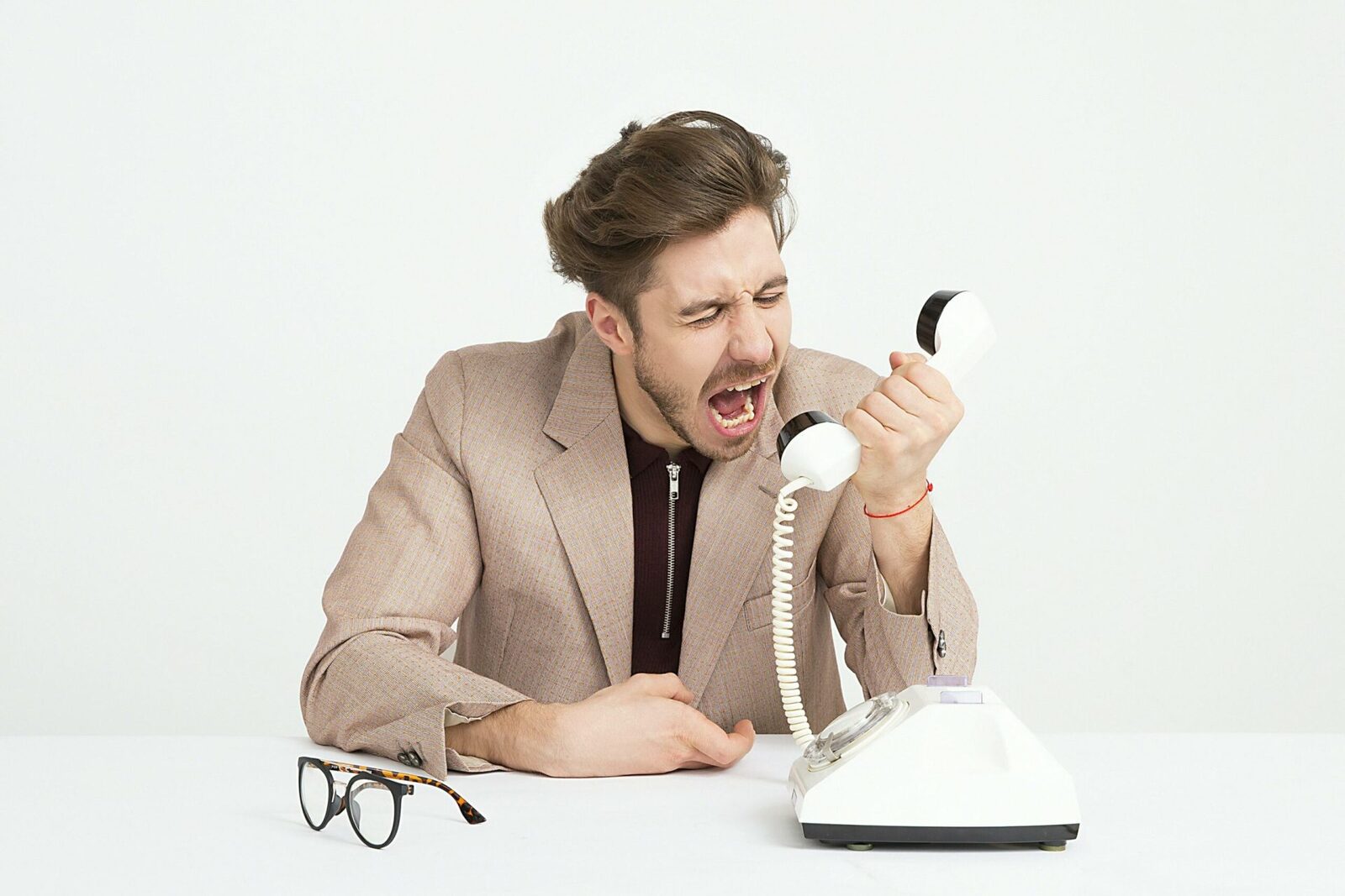 Inteligența artificială: un aliat sau o sursă de epuizare mentală în mediul profesional? Pe măsură ce companiile din întreaga lume devin tot mai dependente de tehnologii de ultimă oră, cercetările din domeniul psihologiei muncii relevă un efect neașteptat al acestei revoluții digitale