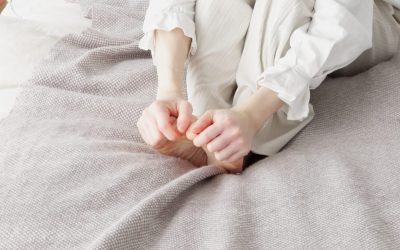 Picioare reci tot timpul: cauze, semne de alarmă și soluții