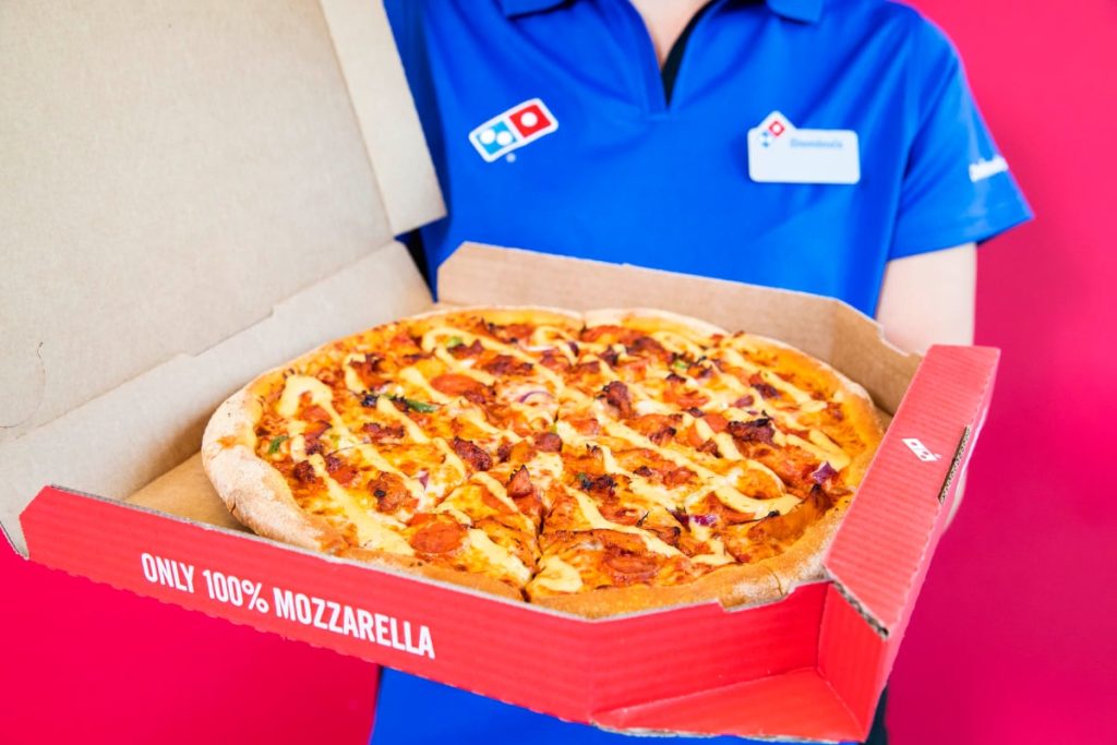 Un rus a încercat să își asigure pizza gratuită pe o perioadă de un secol, dar a pierdut procesul în instanță, după ce compania Domino’s a decis să întrerupă oferta promotională