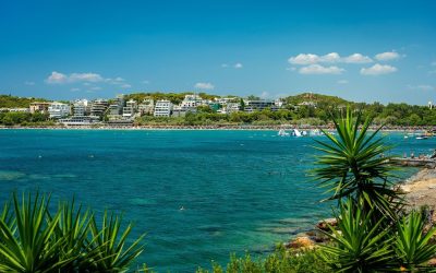 O plajă neobservată, dar apreciată de localnici pentru liniștea și autenticitatea ei, devine un refugiu pentru cei în căutare de relaxare departe de agitația turistică specifică Greciei