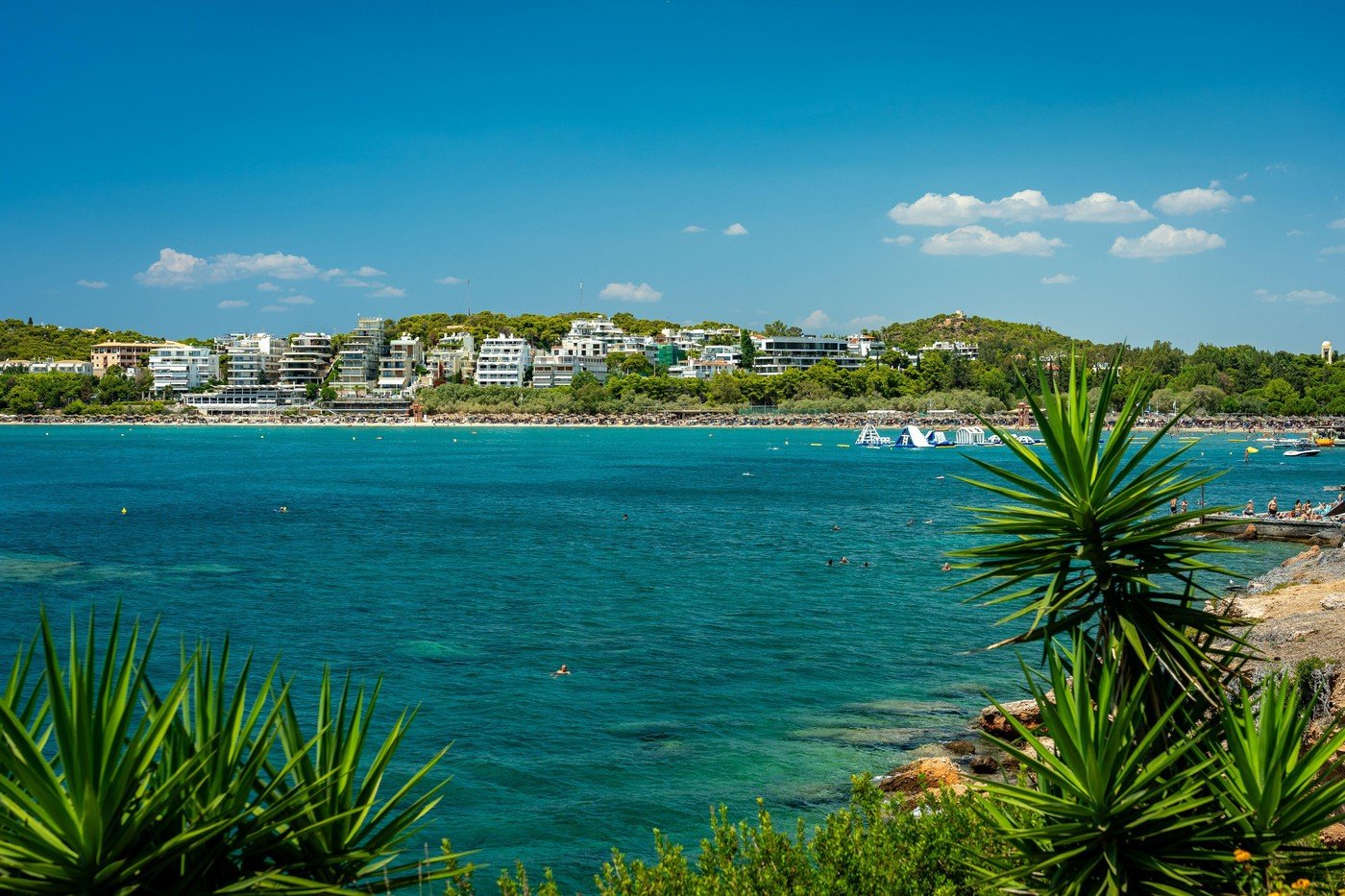 O plajă neobservată, dar apreciată de localnici pentru liniștea și autenticitatea ei, devine un refugiu pentru cei în căutare de relaxare departe de agitația turistică specifică Greciei