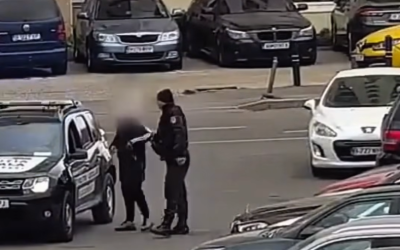 Amenințarea „cerșetoriei mascate”: Poliția avertizează păgubiții despre înșelătoriile de pe străzile Bucureștiului În Capitală, un fenomen îngrijorător tinde să devină tot mai prezent în ochii trecătorilor și ai șoferilor: „cerșetoria mascată”, o activitate care, de fapt, are la bază înșelăciune și extorcție