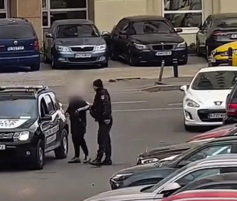 Amenințarea „cerșetoriei mascate”: Poliția avertizează păgubiții despre înșelătoriile de pe străzile Bucureștiului În Capitală, un fenomen îngrijorător tinde să devină tot mai prezent în ochii trecătorilor și ai șoferilor: „cerșetoria mascată”, o activitate care, de fapt, are la bază înșelăciune și extorcție