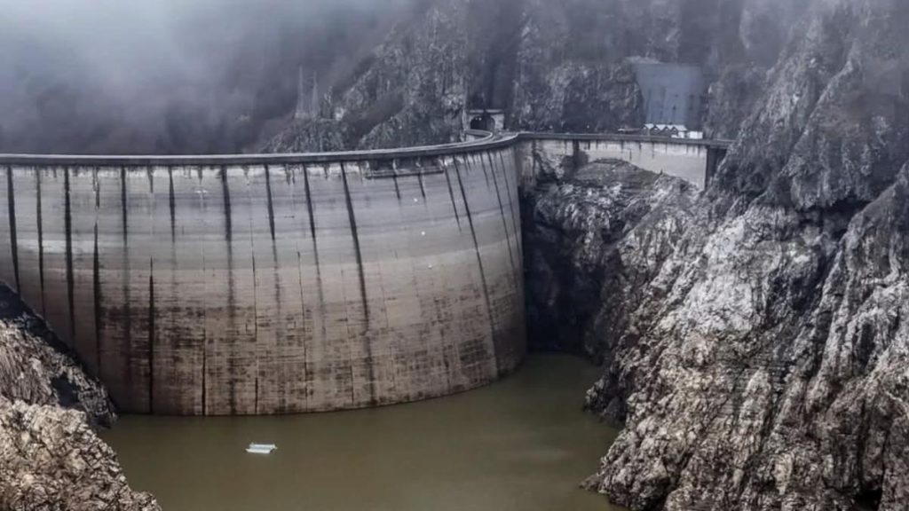 Poluare masivă în Lacul Vidraru: autoritățile intervin pentru a limita impactul dezastrului ecologic O poluare extrem de gravă a fost confirmată în Lacul Vidraru, una dintre principalele surse de apă pentru județul Argeș și o emblemă a munților Făgăraș