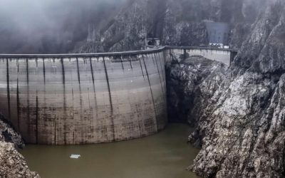 Poluare masivă în Lacul Vidraru: autoritățile intervin pentru a limita impactul dezastrului ecologic O poluare extrem de gravă a fost confirmată în Lacul Vidraru, una dintre principalele surse de apă pentru județul Argeș și o emblemă a munților Făgăraș