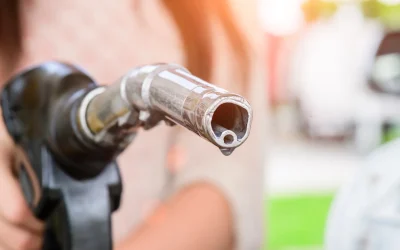 Prețul motorinei în România este cu aproximativ 10 bani pe litru mai mare decât nivelul considerat corect, o situație care, deși pare minoră la nivel individual, are implicații semnificative pentru economia țării