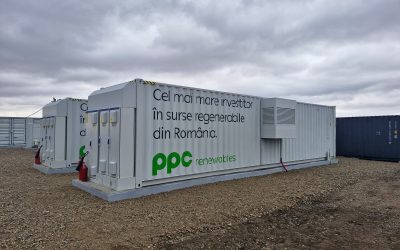 Grupul PPC din Grecia continuă să-și extindă prezența în sectorul energiei regenerabile din Europa, anunțând un parteneriat strategic cu compania grecească Metlen Energy & Metals pentru dezvoltarea unui portofoliu semnificativ de sisteme de stocare a energiei în baterii (BESS) în trei țări europene: România, Bulgaria și Italia