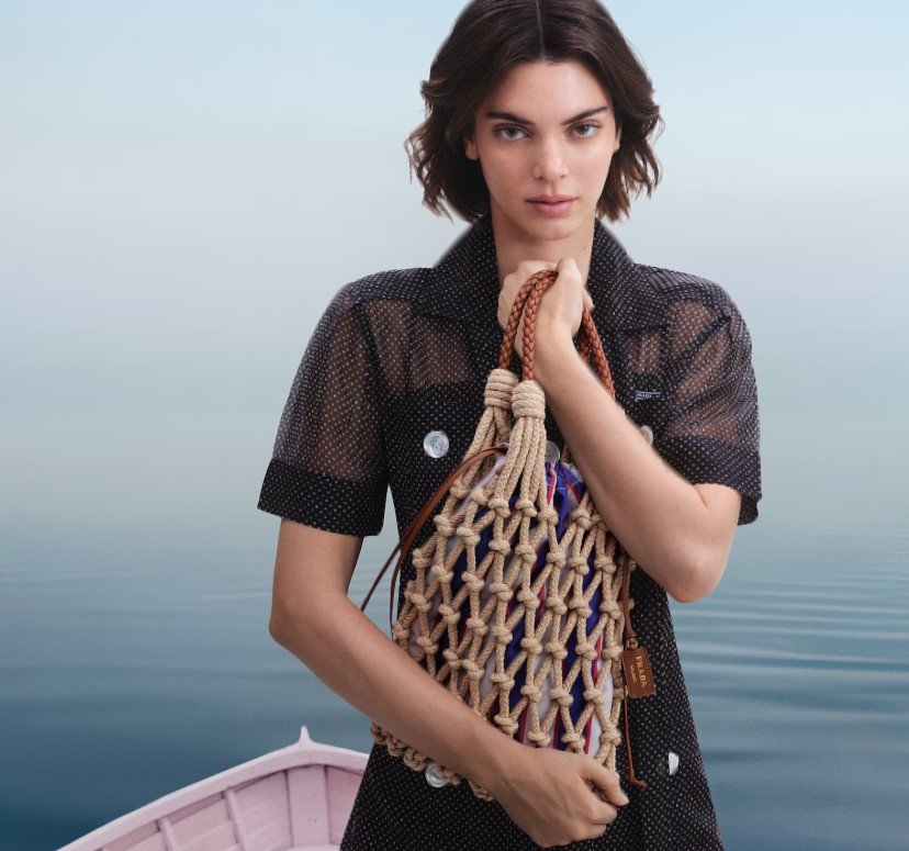 Prada devine un jucător major în sectorul modei de lux odată cu preluarea Versace, o mutare strategică ce marchează un punct de cotitură în peisajul fashion italian și internațional