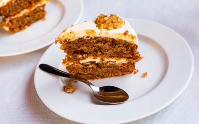Pentru iubitorii deserturilor sănătoase și pentru cei care respectă postul Paștelui, noutățile de sezon au adus o rețetă delicioasă și ușor de preparat: prăjitura de post cu morcovi și nuci