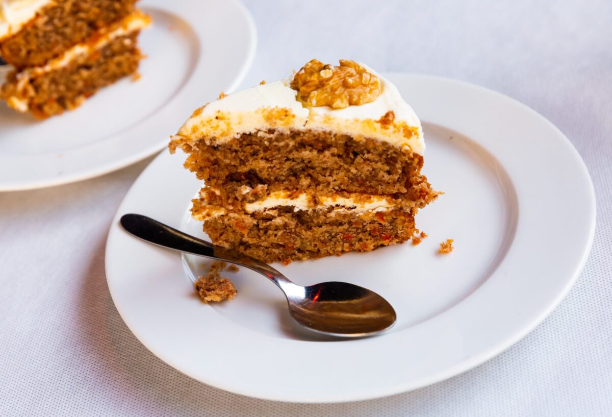 Pentru iubitorii deserturilor sănătoase și pentru cei care respectă postul Paștelui, noutățile de sezon au adus o rețetă delicioasă și ușor de preparat: prăjitura de post cu morcovi și nuci