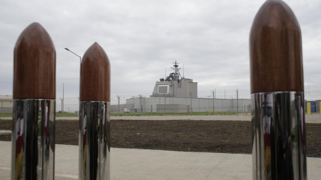 România reafirmă caracterul strict defensiv al sistemului american de la Deveselu în contextul tensiunilor din Orientul Mijlociu Guvernul României a transmis, recent, o clarificare fermă cu privire la natura stației de interceptare și apărare antirachetă de la Deveselu, situată în sud-estul țării, în contextul amenințărilor crescânde generate de escaladarea conflictului din Orientul Mijlociu