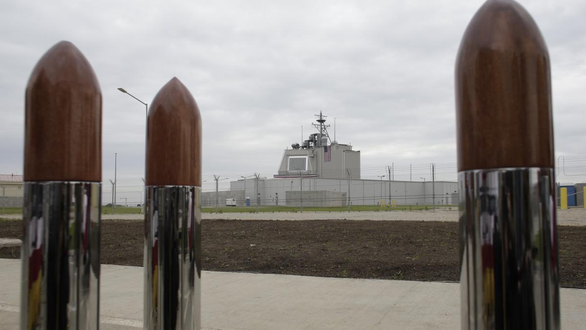 România reafirmă caracterul strict defensiv al sistemului american de la Deveselu în contextul tensiunilor din Orientul Mijlociu Guvernul României a transmis, recent, o clarificare fermă cu privire la natura stației de interceptare și apărare antirachetă de la Deveselu, situată în sud-estul țării, în contextul amenințărilor crescânde generate de escaladarea conflictului din Orientul Mijlociu