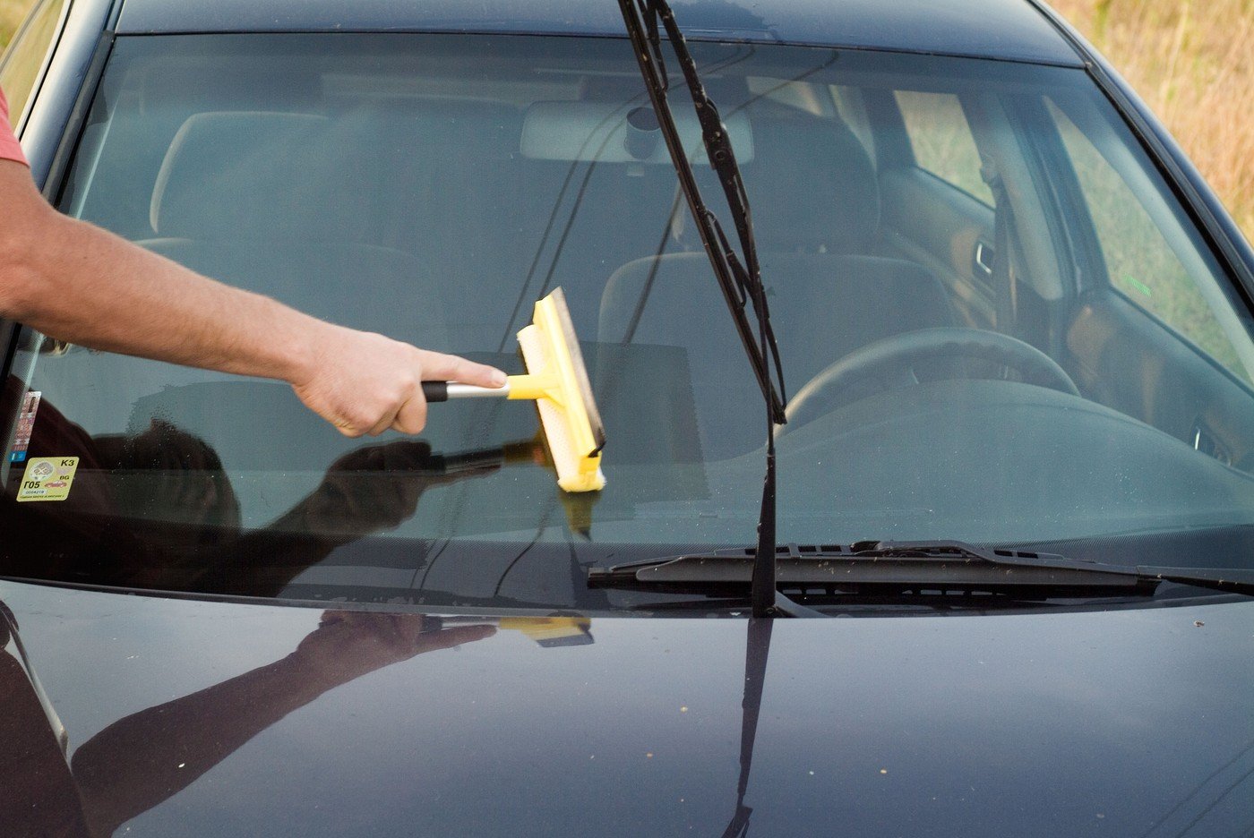 „Parbriz” sau „parbrize”: greșeli frecvente în limba română și reguli esențiale pe care trebuie să le cunoaștem În lumea auto, termenii tehnici sunt adesea asimilați greșit de către șoferi sau pasionați, iar unul dintre cele mai frecvent întâlnite confuzii vizează pluralul cuvântului „parbriz”