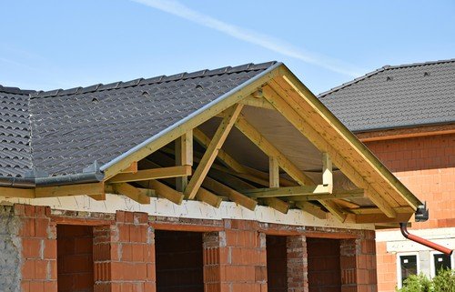 Construirea unei case noi cu un buget de 25.000 de euro în 2026 devine, din ce în ce mai plauzibilă pentru cei care visează la o locuință sărăcăcioasă, dar funcțională, dacă sunt dispuși să împartă procesul în etape și să facă compromisuri