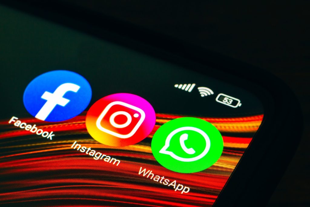 Instagram renunță la criptarea end-to-end: un semnal de alarmă pentru confidențialitatea online Într-un anunț surprinzător, compania Meta, proprietara platformei Instagram, a comunicat oficial planurile de eliminare treptată a funcției de mesagerie criptată end-to-end de pe rețeaua socială