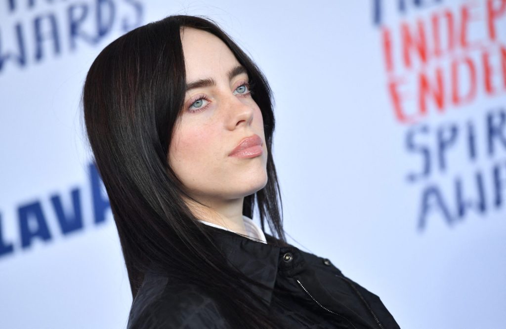 Billie Eilish, câștigătoare a zece premii Grammy și a două Oscaruri pentru compoziție, pe cale să își facă debutul pe marele ecran Una dintre cele mai influente artiste ale generației sale, Billie Eilish, se pregătește să pășească pe teritoriul cinematografiei, într-un proiect care promite să fie o premieră pentru cariera ei