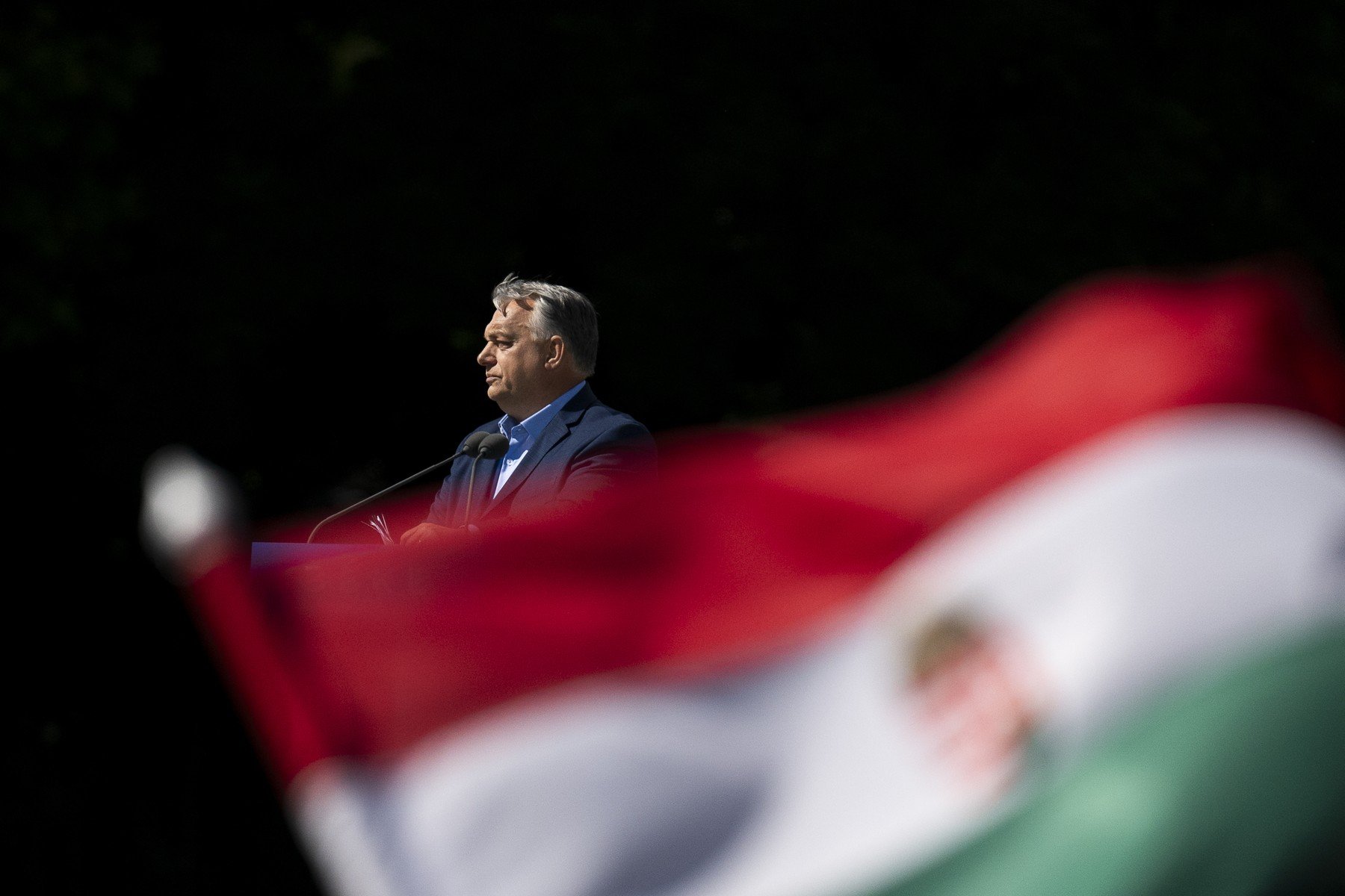 Campania electorală din Ungaria devine un teatru vizual menit să polarizeze opinia publică În pragul alegerilor parlamentare din Ungaria, programate peste o lună, scena politică a țării devine tot mai tensionată și vizual mai încărcată, fiind martora surgei unui propagandă subtilă, dar extrem de vibrantă