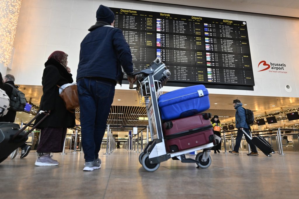 Întoarcere masivă pe Aeroportul Internațional „Henri Coandă” din București: aproape 250 de români aduși din Dubai Un val de români a sosit astăzi pe Aeroportul Internațional „Henri Coandă” din București, întorcându-se din Emiratele Arabe Unite, în urma unor curse speciale organizate pentru repatriere