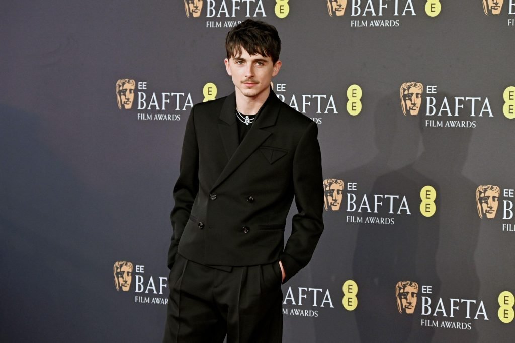 De ce actorii câștigă Oscarul, nu doar pentru replici memorabile, ci pentru transformări autentice Transformarea actorilor în personajele lor de pe ecran a devenit unul dintre cele mai complexe și apreciate aspecte ale artei scenice, iar câștigătorii premiului Oscar sunt cei care reușesc să depășească simpla interpretare, aducând un plus de autenticitate și dedicație în rolurile lor